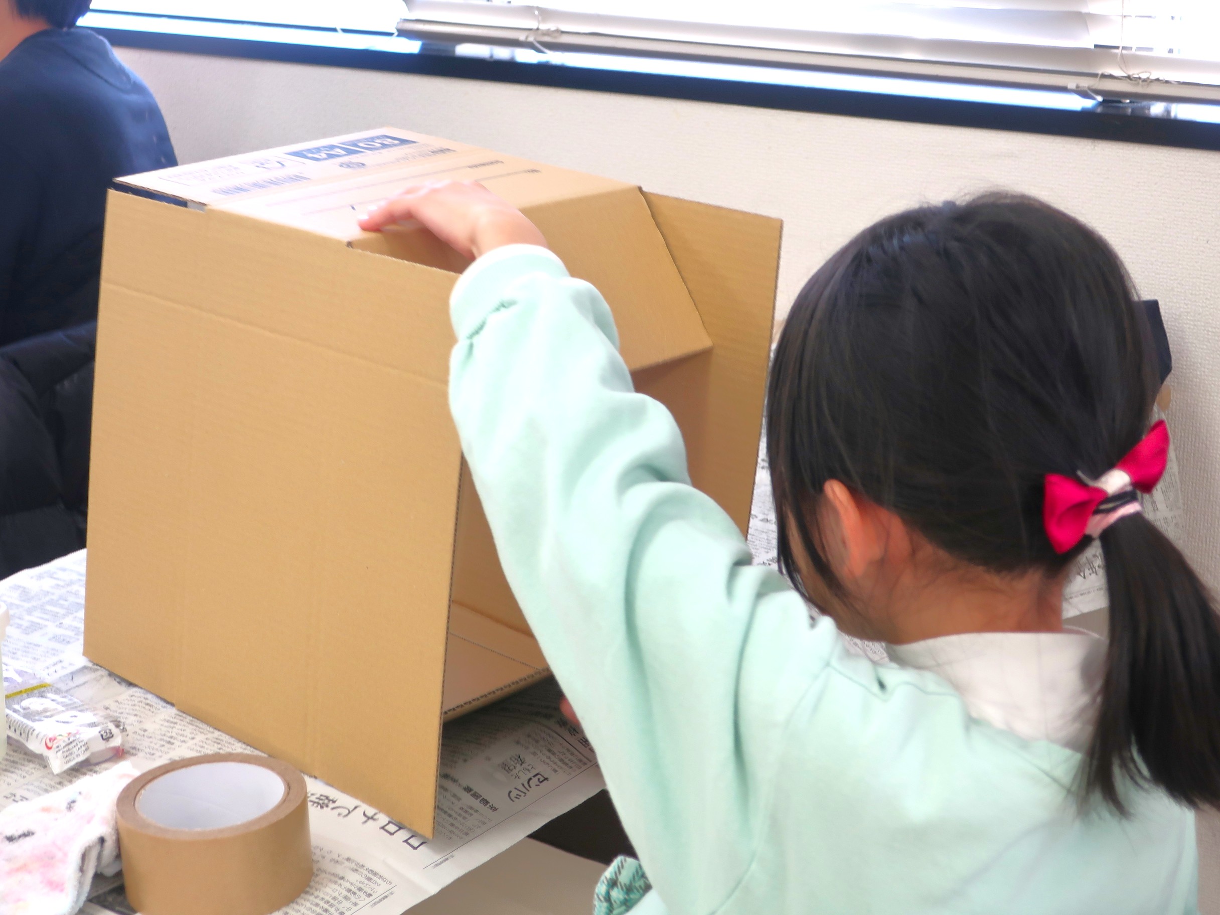 とねり工作教室「段ボールでガチャマシーンをつくろう」